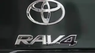 Първи снимки на най-евтината Toyota RAV4