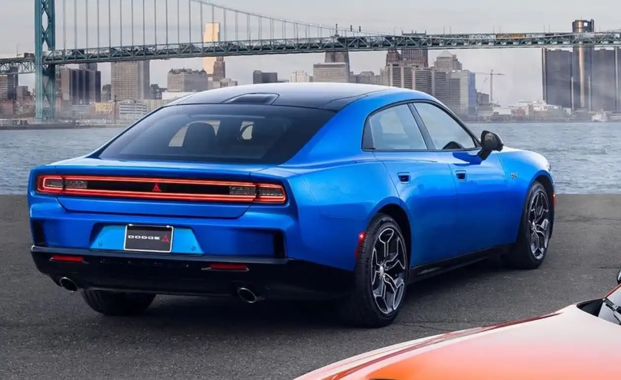 Дългоочакваният съперник на Mustang от Dodge беше показан на нови снимки