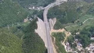 Китайците разсякоха планина, за да построят магистрала. Природозащитниците са в шок Снимки