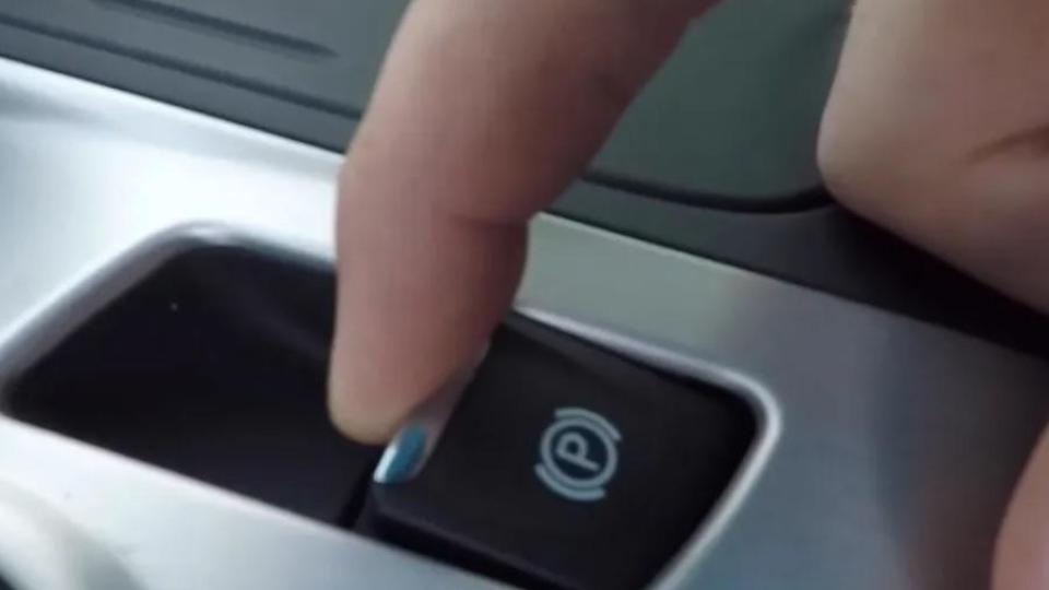 Какво ще стане, ако активирате електронната паркинг спирачка, докато карате Видео