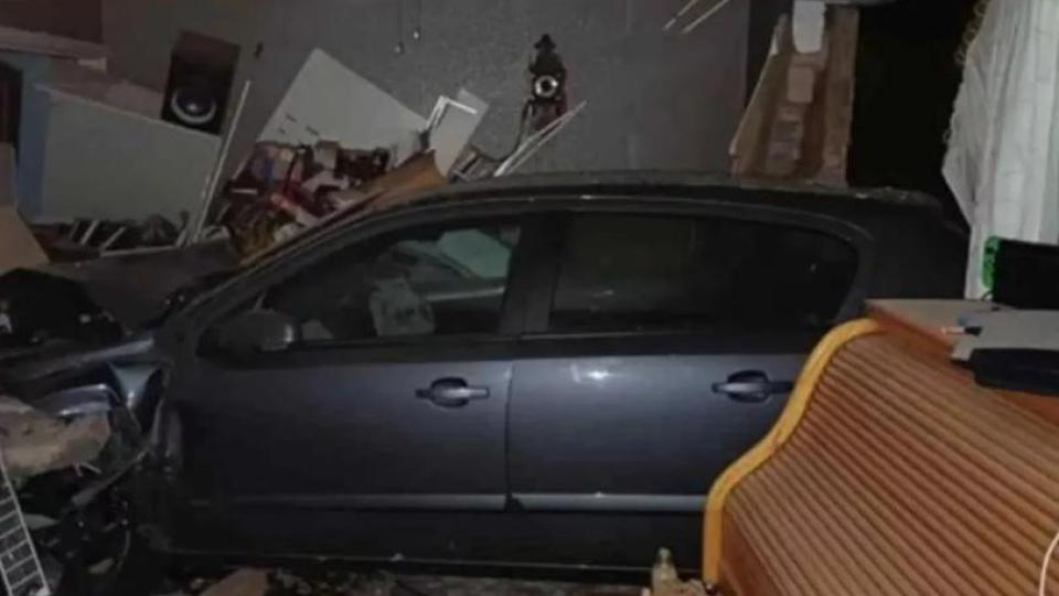 Шум разбуди семейство в ранна утрин, ето какво откриха в хола си Снимки