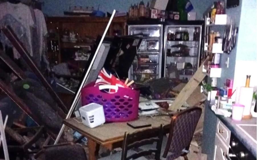 Шум разбуди семейство в ранна утрин, ето какво откриха в хола си Снимки