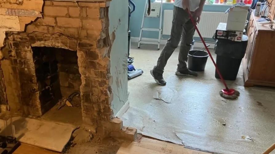 Шум разбуди семейство в ранна утрин, ето какво откриха в хола си Снимки