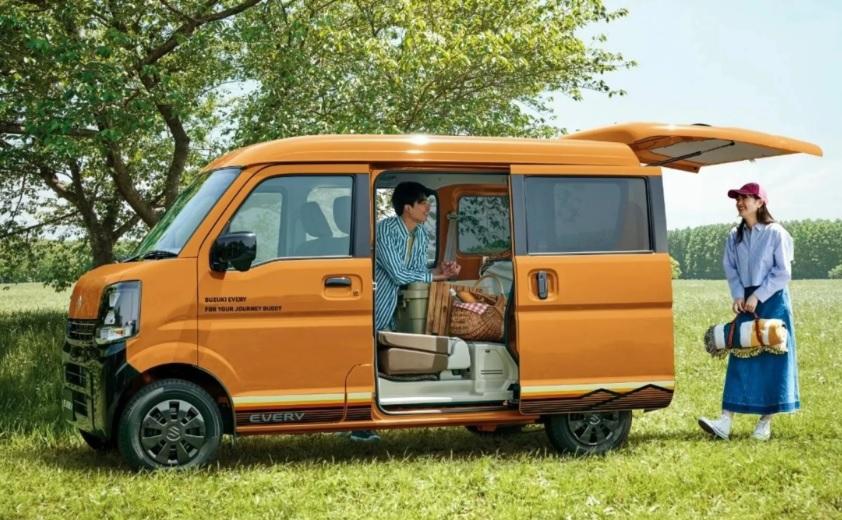 Suzuki показа дом на колела за двама за 12 500 долара Снимки
