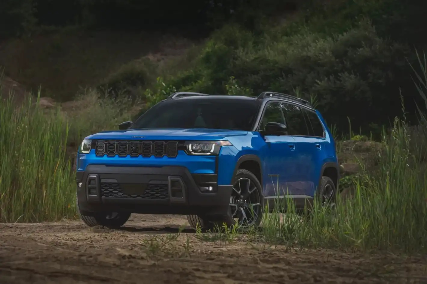 Хибридно задвижване и цена от $37 000: Представиха новия Jeep Cherokee