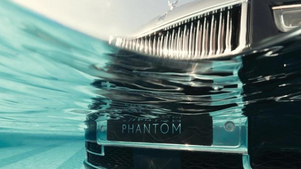Вижте как Rolls-Royce Phantom се озова в плувен басейн Видео
