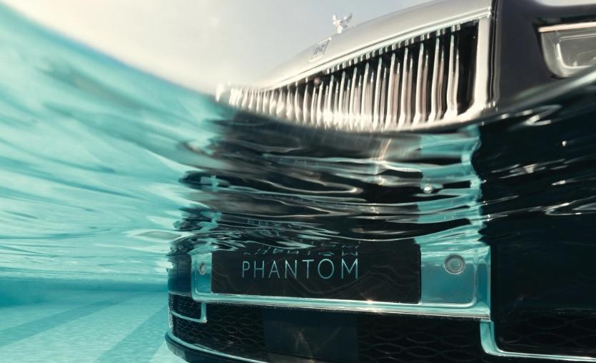 Вижте как Rolls-Royce Phantom се озова в плувен басейн Видео