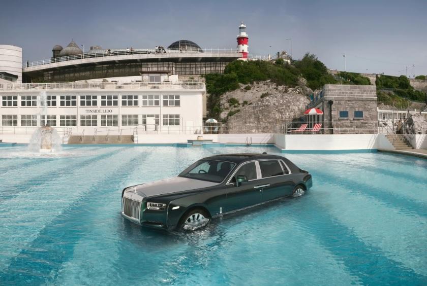 Вижте как Rolls-Royce Phantom се озова в плувен басейн Видео