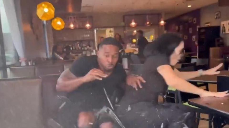 Подборка от зрелищни Видеа: Клиенти заснеха как кола влезе в ресторант