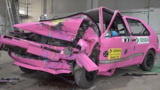 Сравниха стар и нов VW Golf в краш тест, ето какво е положението Видео