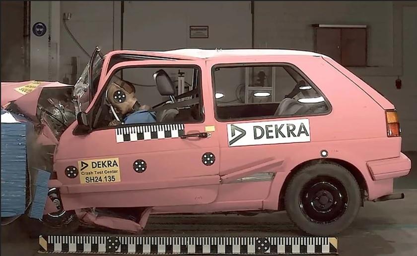 Сравниха стар и нов VW Golf в краш тест, ето какво е положението Видео