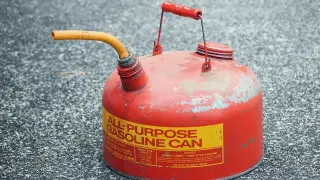 Експерти посочиха максималния срок за съхранение на бензин