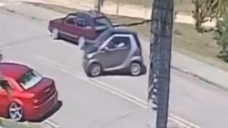 Видео на паркиране на миниатюрен Smart втрещи интернет