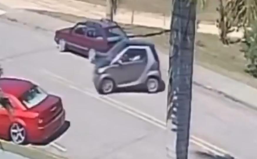Видео на паркиране на миниатюрен Smart втрещи интернет
