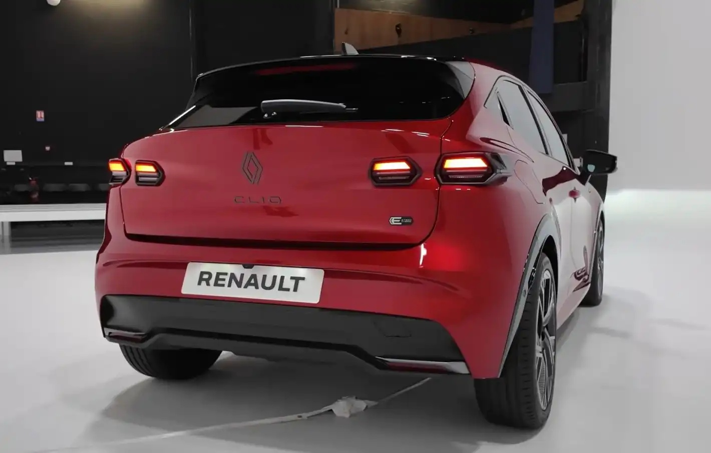 Алтернатива на Sandero: Новият бюджетен автомобил на Renault е показан подробно