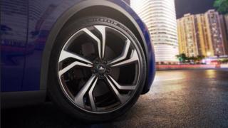 Каква е причината електрическите автомобили да имат специални гуми