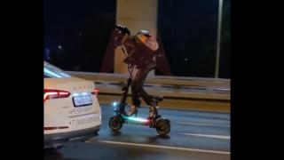 Подборка от зрелищни Видеа: Дама на токчета на тротинетка порази със скоростта си