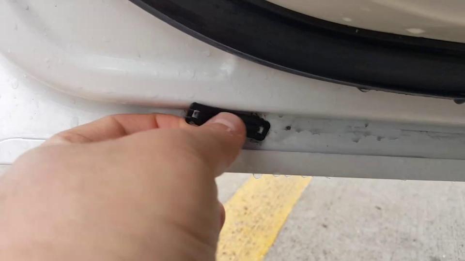 Защо опитните шофьори пробиват дупки във вратите на колата?