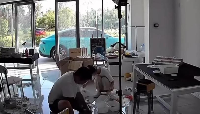 Подборка от зрелищни Видеа: Електрическа кола запали сама и потегли от собственика си