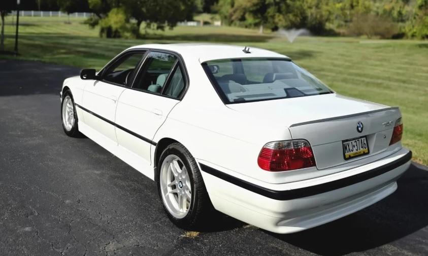 Продава се емблематично BMW от 2001 г., като ново е Снимки