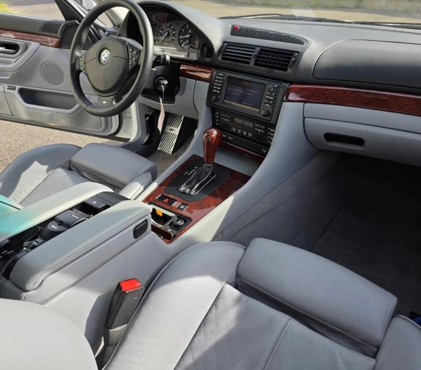 Продава се емблематично BMW от 2001 г., като ново е Снимки