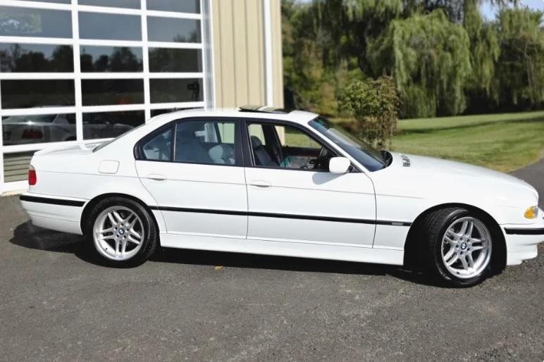 Продава се емблематично BMW от 2001 г., като ново е Снимки