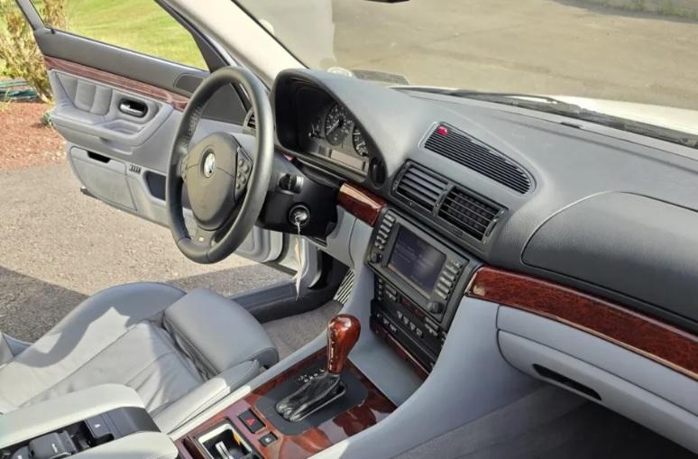 Продава се емблематично BMW от 2001 г., като ново е Снимки