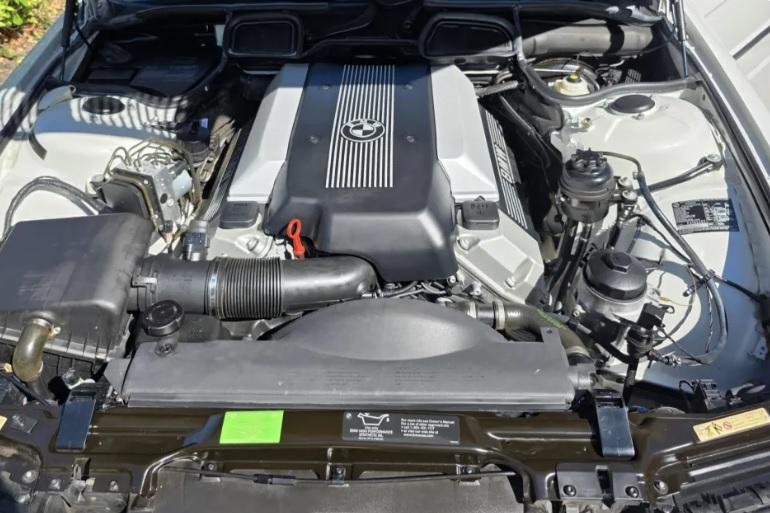 Продава се емблематично BMW от 2001 г., като ново е Снимки