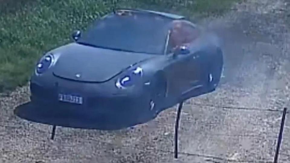 Собственик на Porsche го подпали заради застраховката, но ето какво го издаде Видео