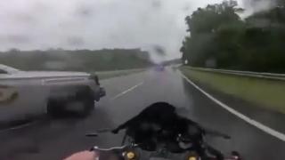 Подборка от зрелищни Видеа: Мъж реши да се състезава с полицията, ето какво се случи