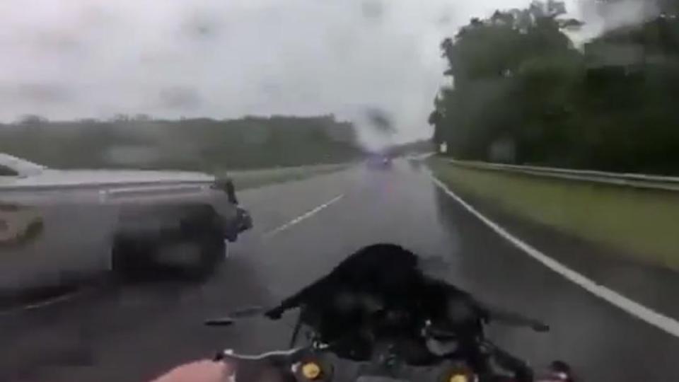 Подборка от зрелищни Видеа: Мъж реши да се състезава с полицията, ето какво се случи