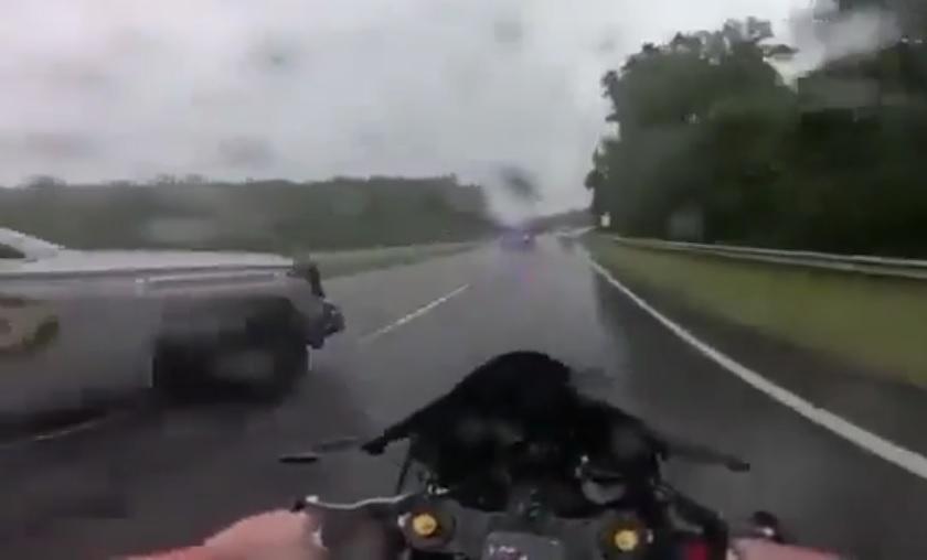 Подборка от зрелищни Видеа: Мъж реши да се състезава с полицията, ето какво се случи