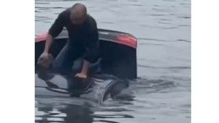 Подборка от зрелищни Видеа: Герой се покатери върху потъваща кола и спаси шофьора