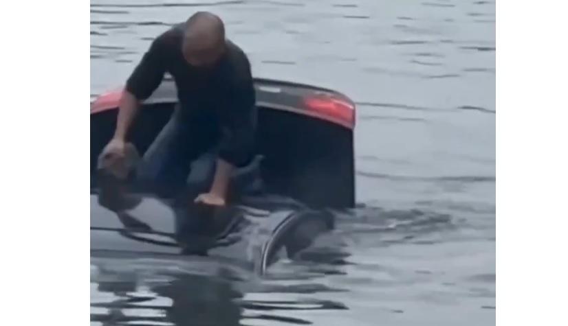 Подборка от зрелищни Видеа: Герой се покатери върху потъваща кола и спаси шофьора