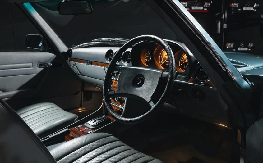 Удивително: Намериха Mercedes SL от 1982 г., който никога не е каран Снимки