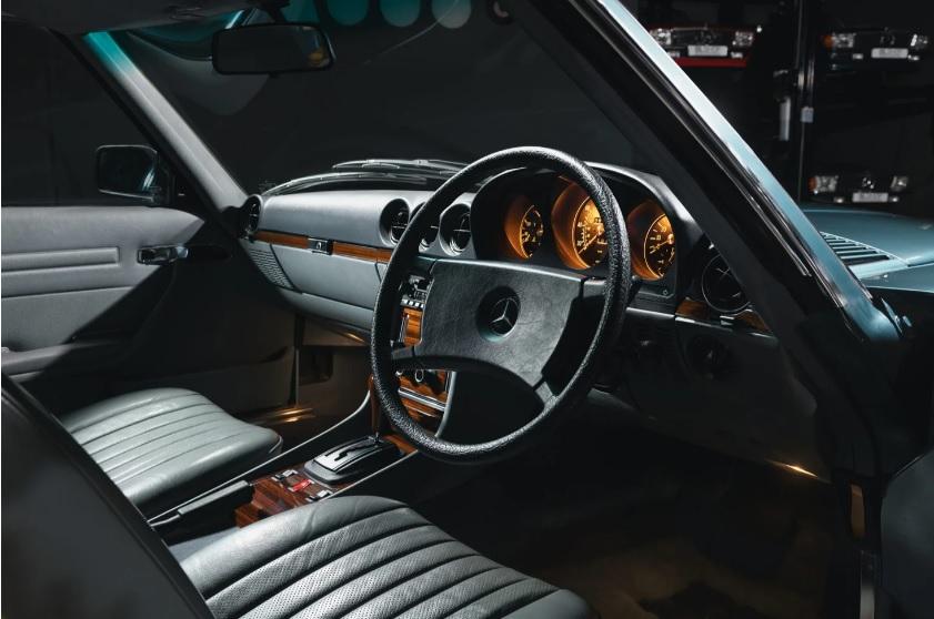 Удивително: Намериха Mercedes SL от 1982 г., който никога не е каран Снимки