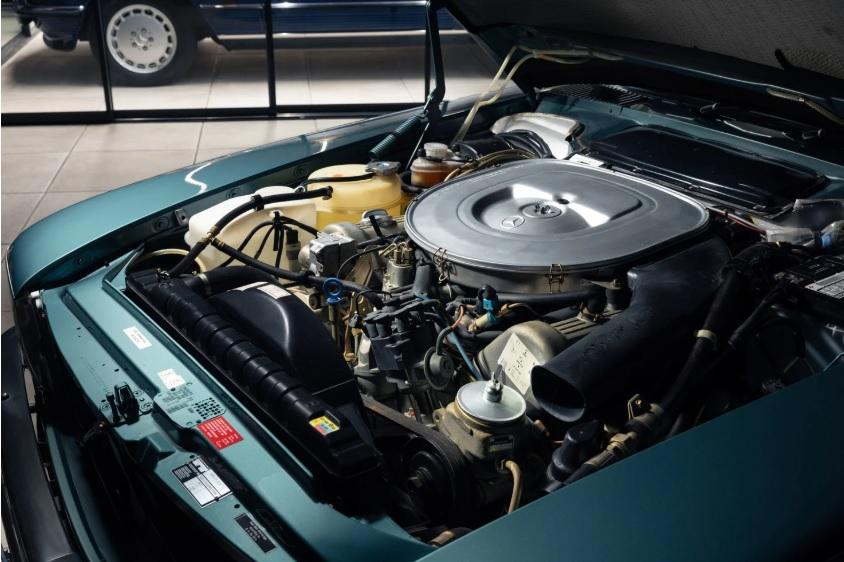 Удивително: Намериха Mercedes SL от 1982 г., който никога не е каран Снимки