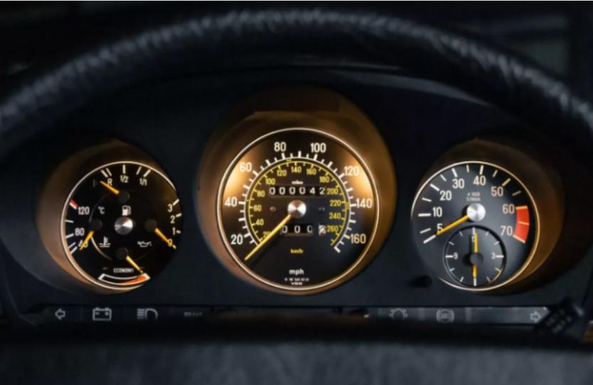 Удивително: Намериха Mercedes SL от 1982 г., който никога не е каран Снимки
