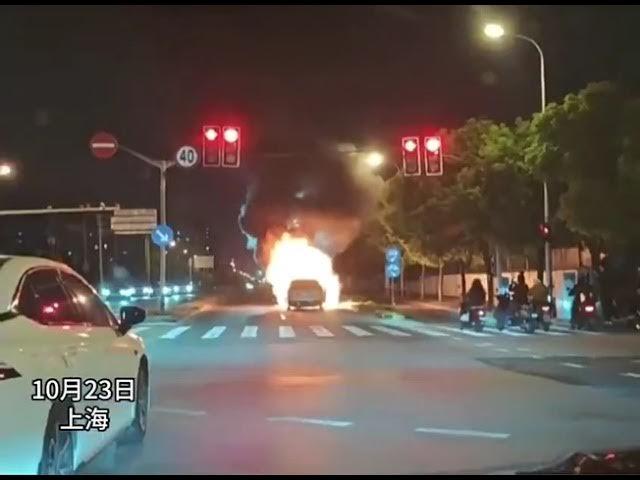 Китайски електромобил Lixiang избухна внезапно в пламъци Видео