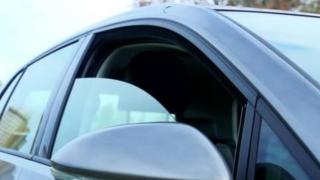 Ето как да повдигате прозорците дори когато двигателят е изключен и ключът е в джоба ви