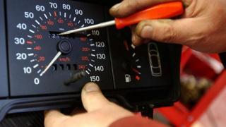 Как да разпознаете кола с превъртян километраж за 5 минути