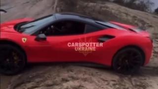 Вижте как Лада се притече на помощ на Ferrari на черен път Видео