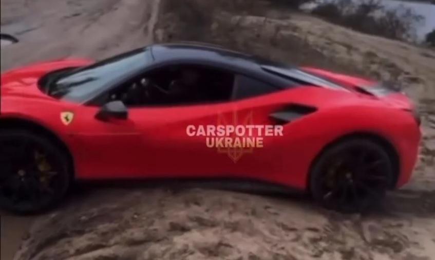 Вижте как Лада се притече на помощ на Ferrari на черен път Видео