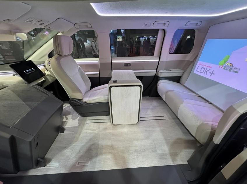 Показаха първата кола на Sharp, има удивителни възможности Снимки