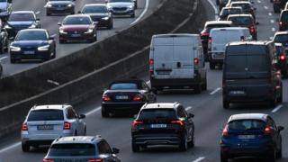 Ето в коя европейска страна глобяват шофьорите за шофиране в лявата лента