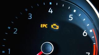 Може ли да продължите да карате колата, ако светне индикаторът EPC