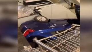 Подборка от зрелищни Видеа: Жена нахлу с колата си в мол и се качи на ескалатора
