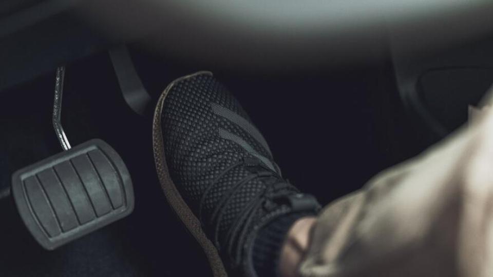 Какво представлява технологията на карането с един педал