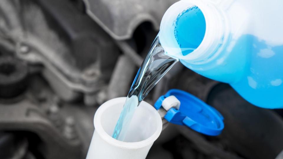 Смесването на лятната и зимната течност за чистачките е опасно, ето защо