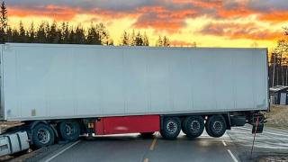 Шофьор на камион спрял камиона си по средата на пътя и заспал Снимка